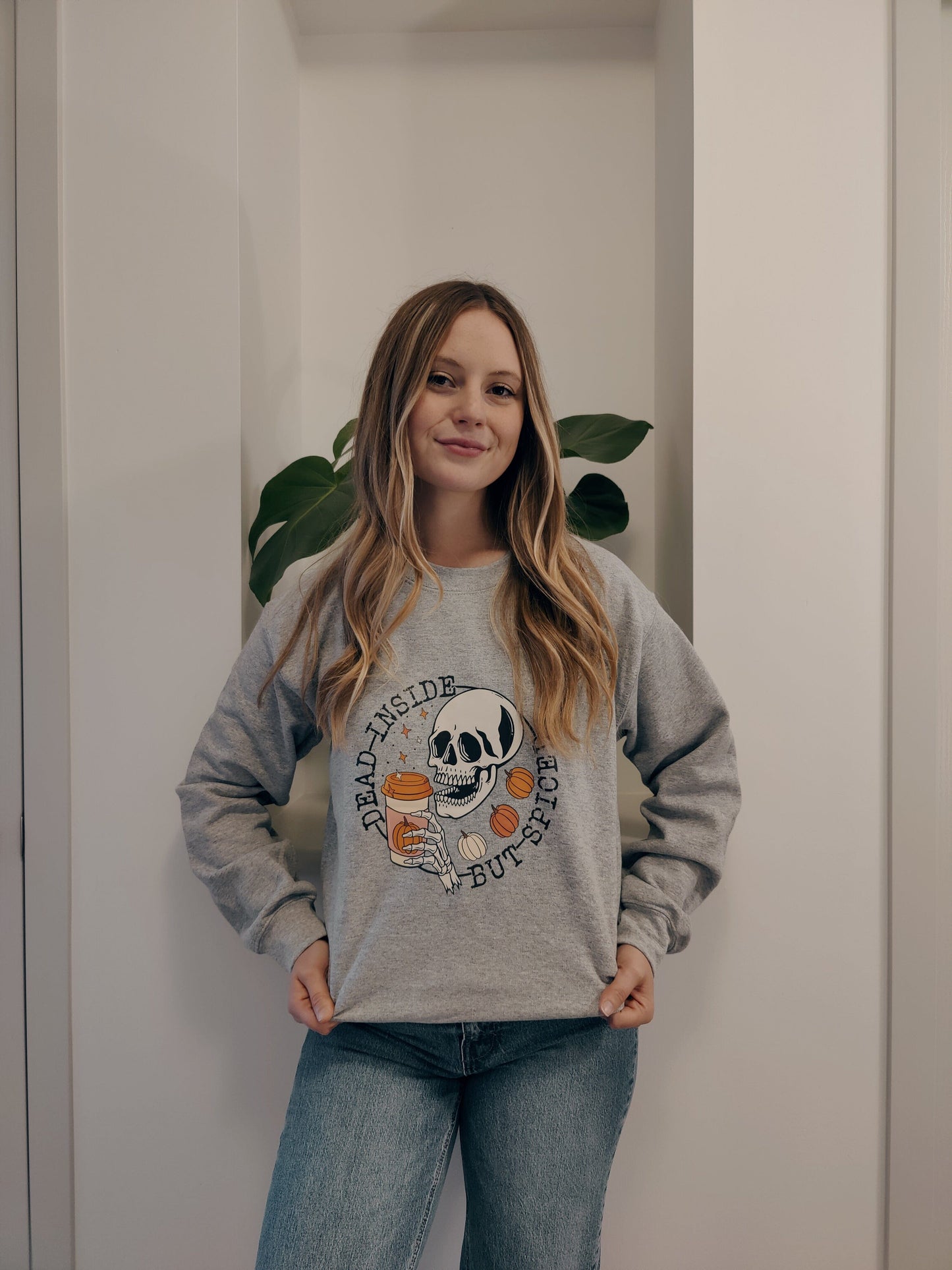 Dead inside but Spiced Crewneck - Grey Sweatshirt Blonde Ambition 